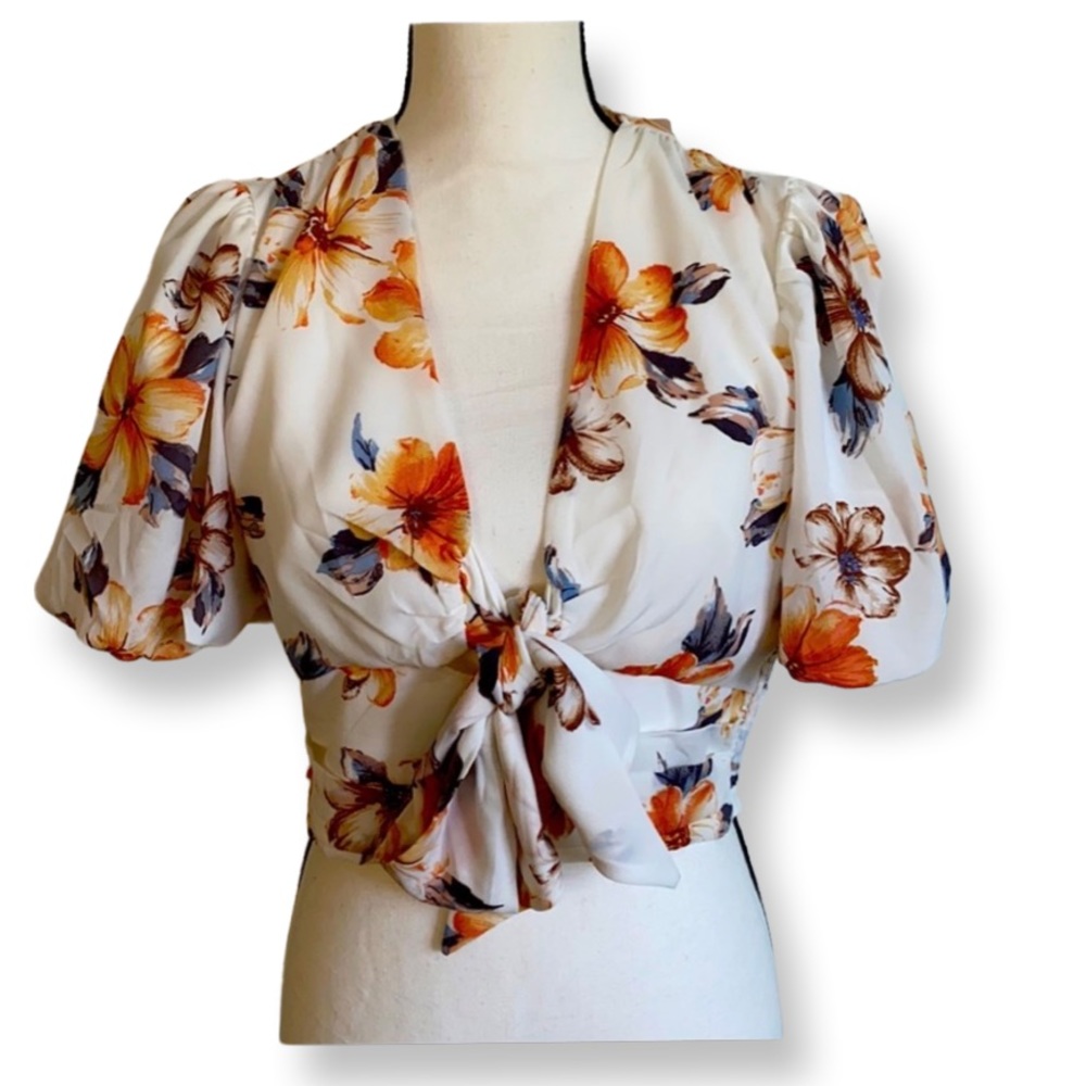 🆕NEW/W Tags-Sexy Deep V Crop Top Cream Floral Blouse..!!
